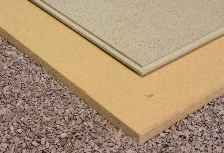 Schichten des trockenen Bodenaufbaus mit Schüttung, Dämmung und Platten.