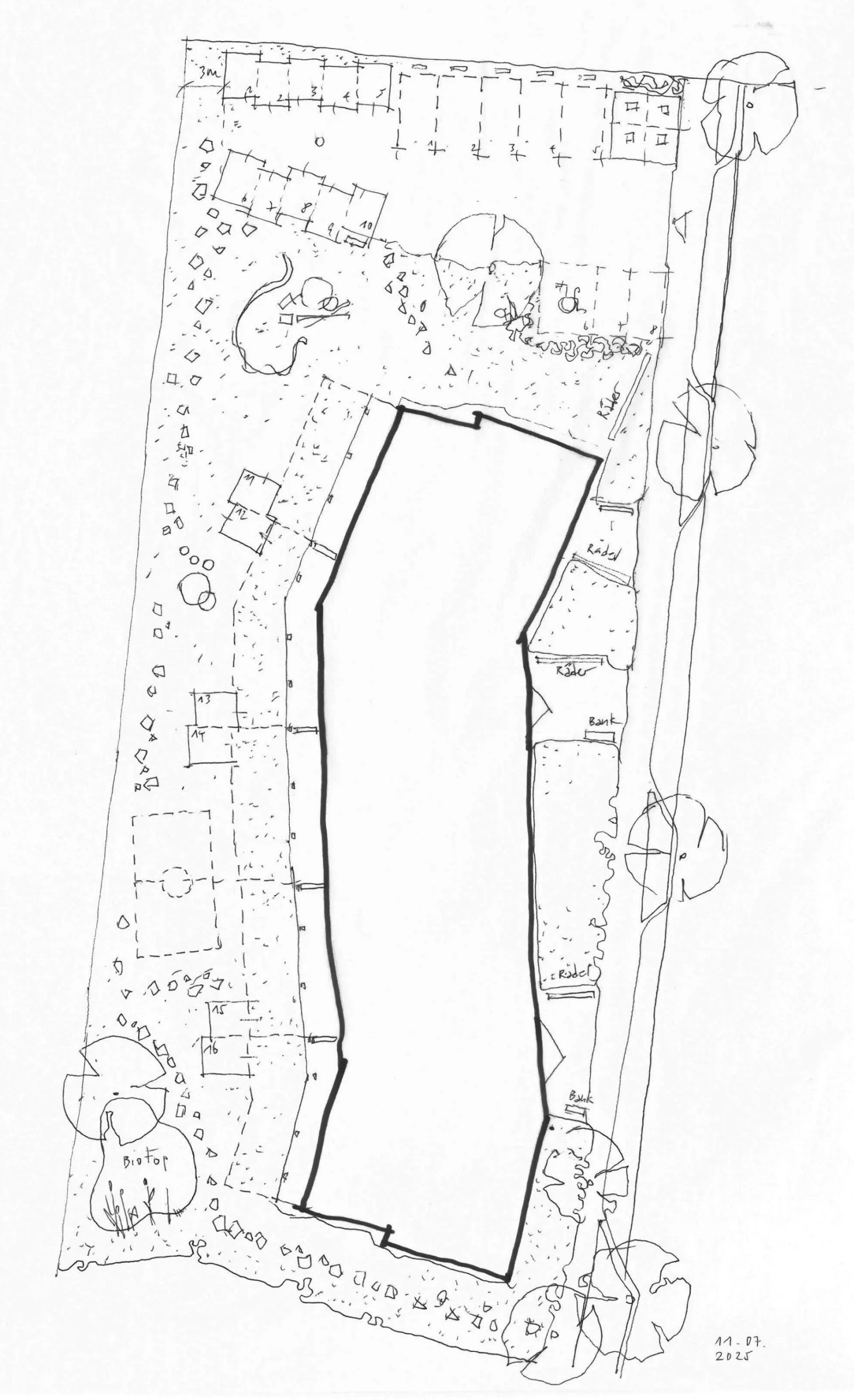 Handskizze der Außenanlagen mit oberirdischen Stellplätzen, Fahrradabstellflächen, Bänken, Bäumen und einem Biotop.