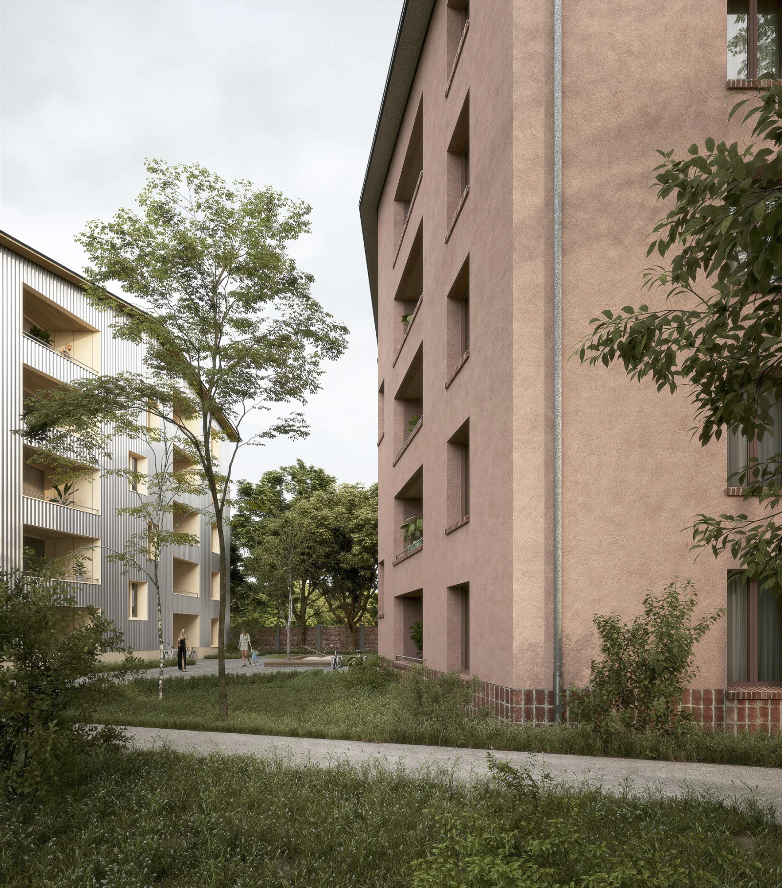 zwei Gebäude stehen sich gegenüber, ein Massivbau und ein Holzbau