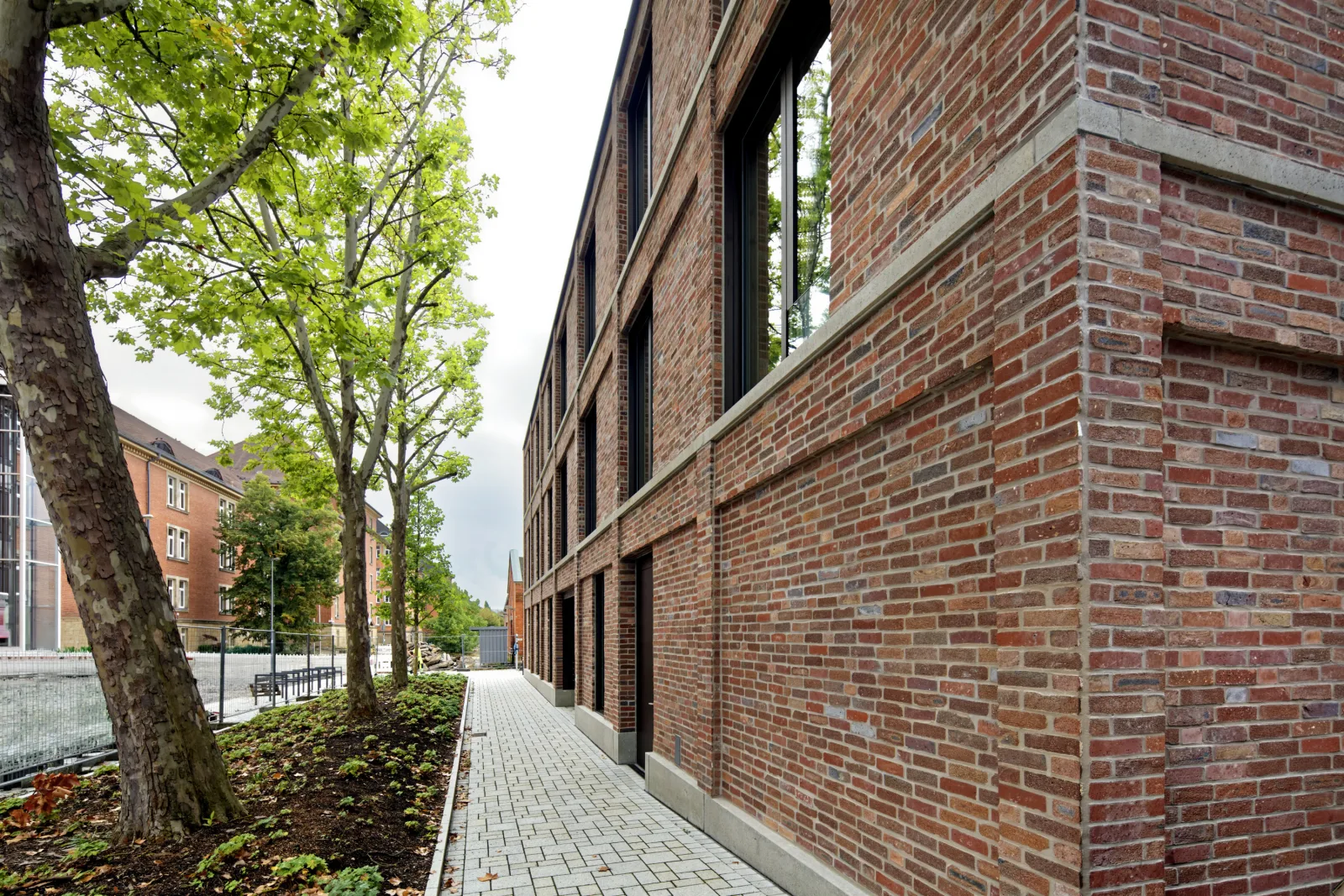 Nahaufname der Fassade der Resi mit recycelten Klinkern.